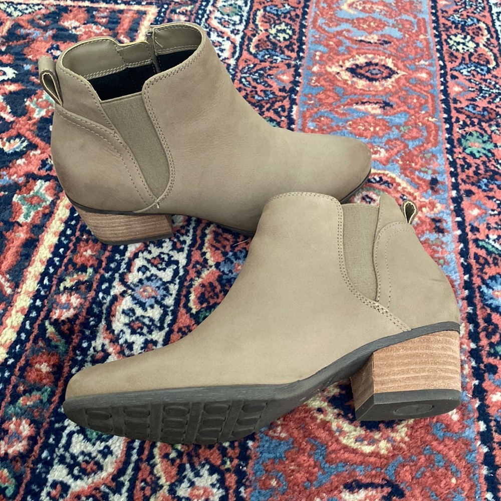 Waterproof Blondo nubuck mushroom bootie - like brand new. Size 7.5